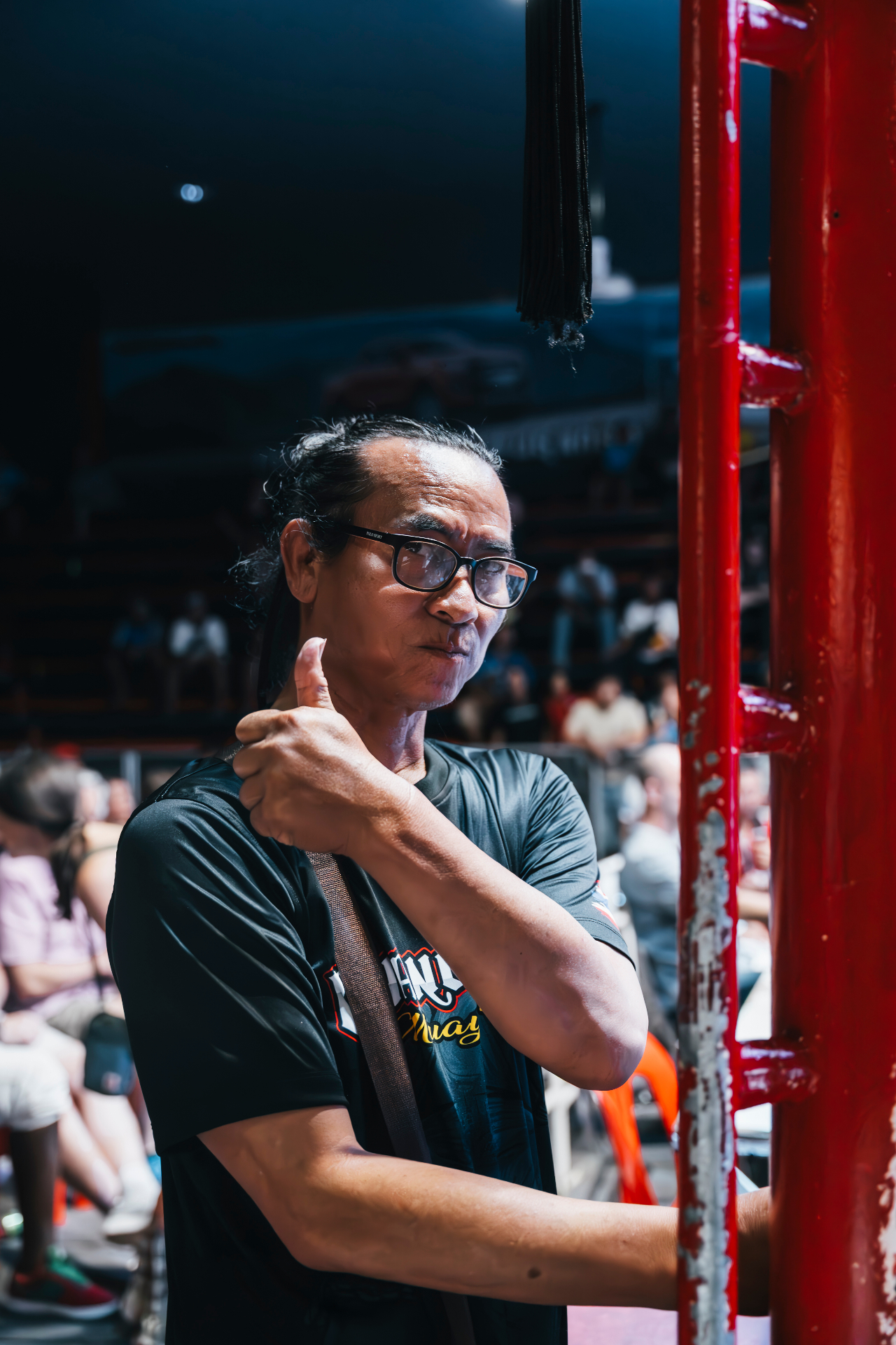 Kru Roen blessing a fighter before the bout